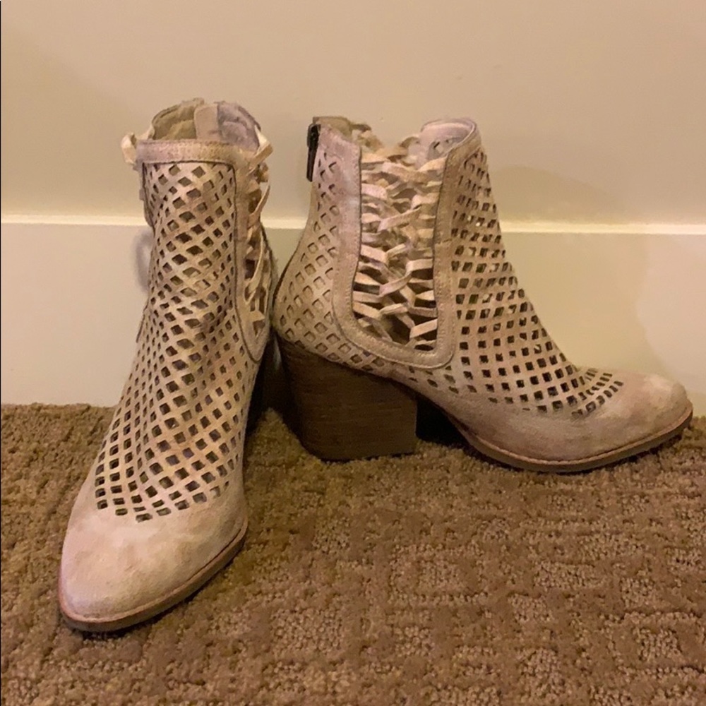 Coconut by Matisse tan booties size 7.5